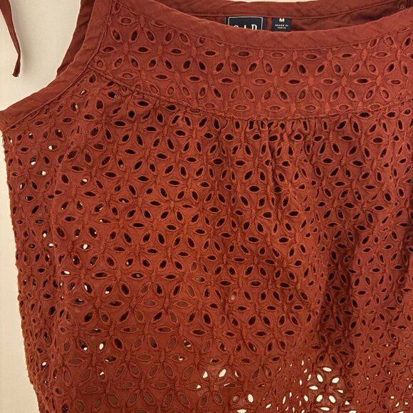 Red eyelet Gap cami - Picture 2 of 3